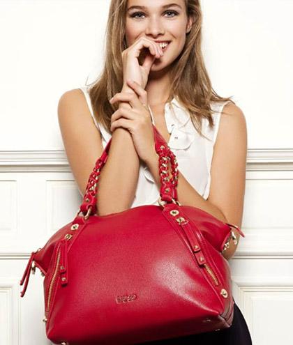 Come indossare una borsa rossa? 3 look da copiare