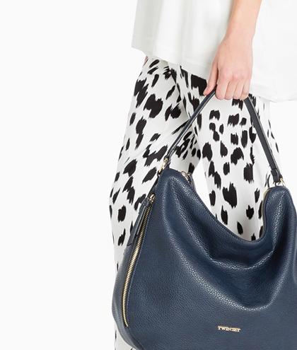 4 einfache tipps, um eine blaue tasche ideal zu kombinieren