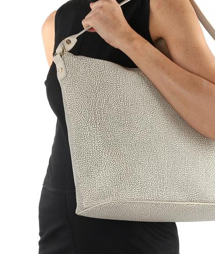 Quale abbinamento scegliere per una borsa beige? Ve lo suggeriamo con 6 consigli